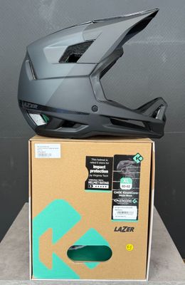 un gros plan d'une boîte sur laquelle est posé un casque