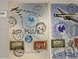 une photo représentant deux cartes postales d'Air France sur lesquelles sont apposés des timbres