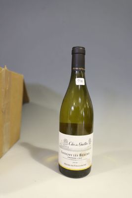 une bouteille de vin posée sur une table à côté d'un pain de savon