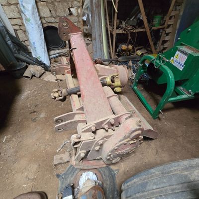 une grosse machine posée au sol