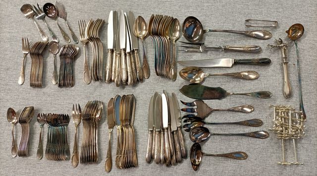 APOLLO : partie de ménagère en métal argenté modèle rocaille. 8 f