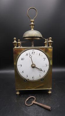 une horloge et une clé sur un fond noir