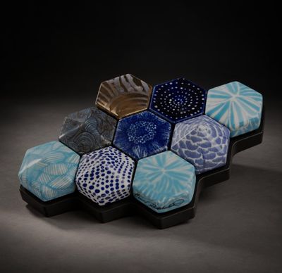 Des hexagones bleus et blancs sont disposés selon un motif hexagonal