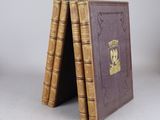 plusieurs vieux livres empilés sur une table