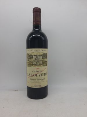 une bouteille de vin posée sur une table