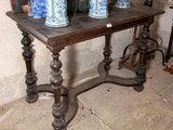 trois vases bleus et blancs posés sur une table dans une pièce