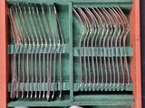 many spoons and spoon spoons in a green case