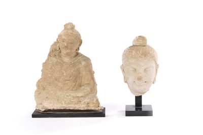 deux statues de bouddhas assis sur un socle en bois