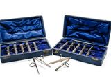 paire d'instruments chirurgicaux plaqués argent, dans un étui