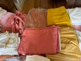 beaucoup de vêtements posés sur un lit