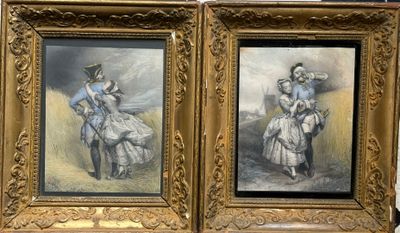 Deux tableaux représentant un homme et une femme sont exposés dans un cadre doré.