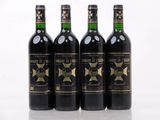trois bouteilles de vin sont alignées sur une table