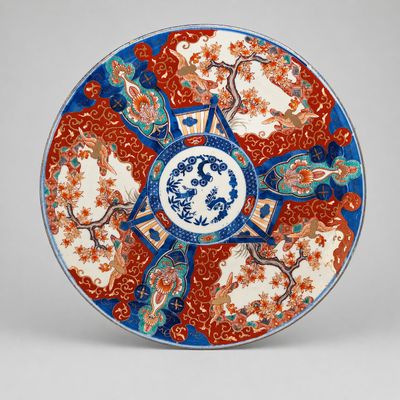 JAPON Plat en porcelaine émaillée polychrome avec décor de c…