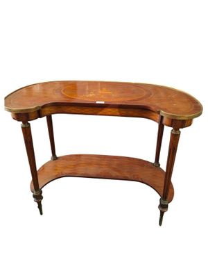 GROHE à Paris : Table volante en bois et marqueterie de form…