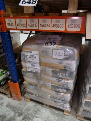 de nombreux paquets sur les rayons du magasin