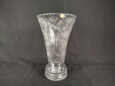 un vase en verre transparent contenant une fleur jaune