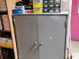 une armoire métallique au milieu d'une pièce aux murs roses