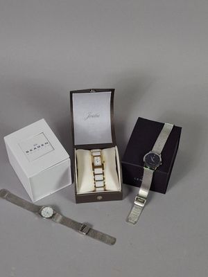 deux montres et une montre dans une boîte posée sur une table
