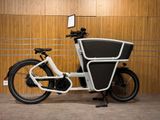 un vélo blanc avec un panier à l'arrière