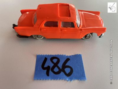 une petite voiture rouge et un tissu bleu posés sur une table