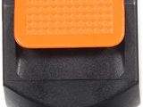 un gros plan sur une lumière noire et orange sur fond blanc