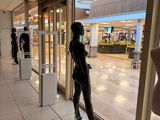 de nombreux mannequins dans la vitrine d'un magasin