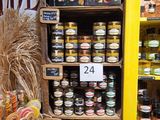 de nombreux bocaux de conserve sur les rayons du magasin