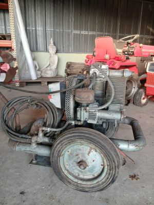 un petit moteur qui traîne dans un garage