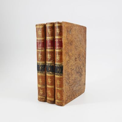 deux vieux livres posés l'un sur l'autre sur une surface blanche