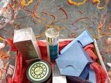 une boîte contenant de nombreux objets