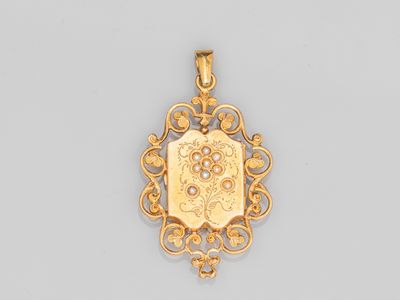 un pendentif en or orné d'un motif élaboré