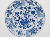 assiette bleue et blanche ornée d'un arbre et d'oiseaux