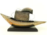 un bateau en bois surmonté d'un chapeau