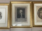 trois portraits d'hommes et de femmes dans des cadres dorés accrochés au mur