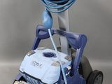 un aspirateur bleu muni d'un tuyau sur le dessus
