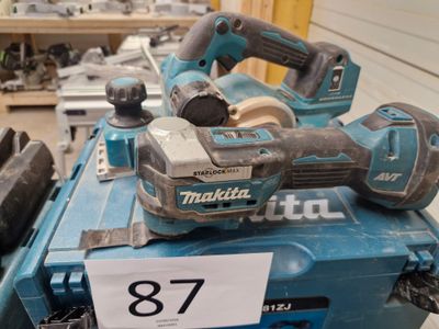 une boîte à outils bleue sur laquelle sont représentés des outils, dans un magasin