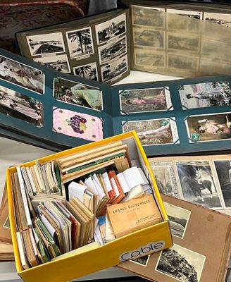 beaucoup de vieilles photos dans une boîte posée sur une table