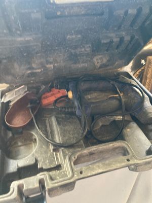une boîte avec des outils à l'intérieur sur le sol