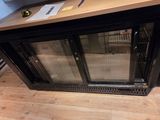 une photo d'un bureau d'ordinateur avec une porte vitrée