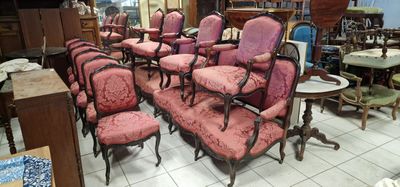 un grand nombre de chaises dans une pièce