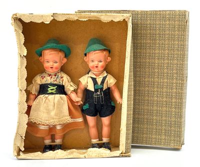 PETITCOLLIN. Ensemble de deux poupons en celluloïd en habits…