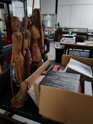 de nombreuses sculptures en bois dans une boîte, dans une pièce
