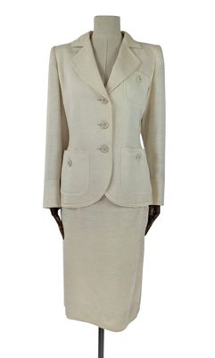 une photo d'un tailleur blanc et d'une jupe de femme présentés sur un mannequin