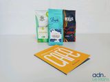 un paquet de chips et un sachet de café posés sur une table