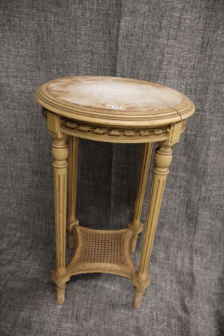 Guéridon rond de style Louis XV rechampi blanc. A nettoyer. H 72 ...
