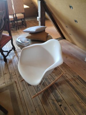 une chaise blanche posée sur un parquet dans un salon