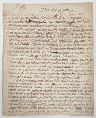 un vieux manuscrit comportant des inscriptions à l'encre noire