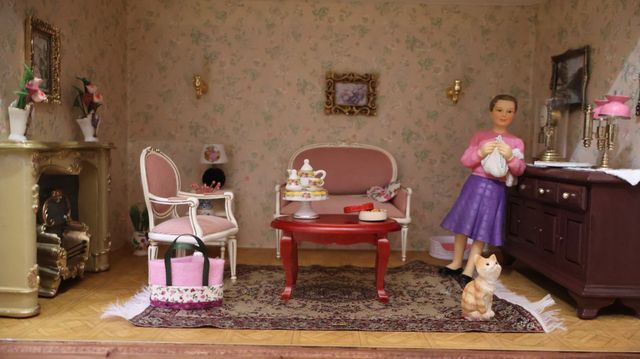 Diorama. Composition miniature, dans une vitrine en bois, vitre e...