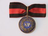 médaille ornée d'un ruban rouge et noir et d'une étoile de David
