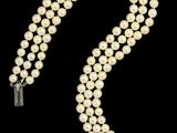 un collier de perles de culture et de diamants